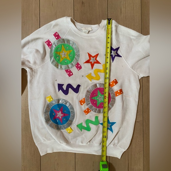 Fancy That 1990s Vintage White Graphic Sweatshirt, colorful Accents – Size XL - Picture 10 of 12